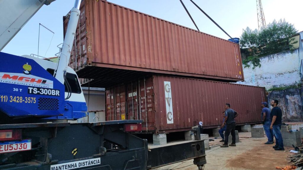 Container dry 40 pes sendo carregado por guindaste em patio