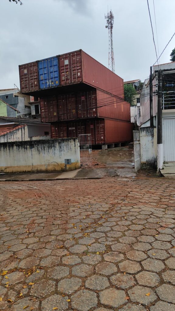 Pilha de containers em area urbana