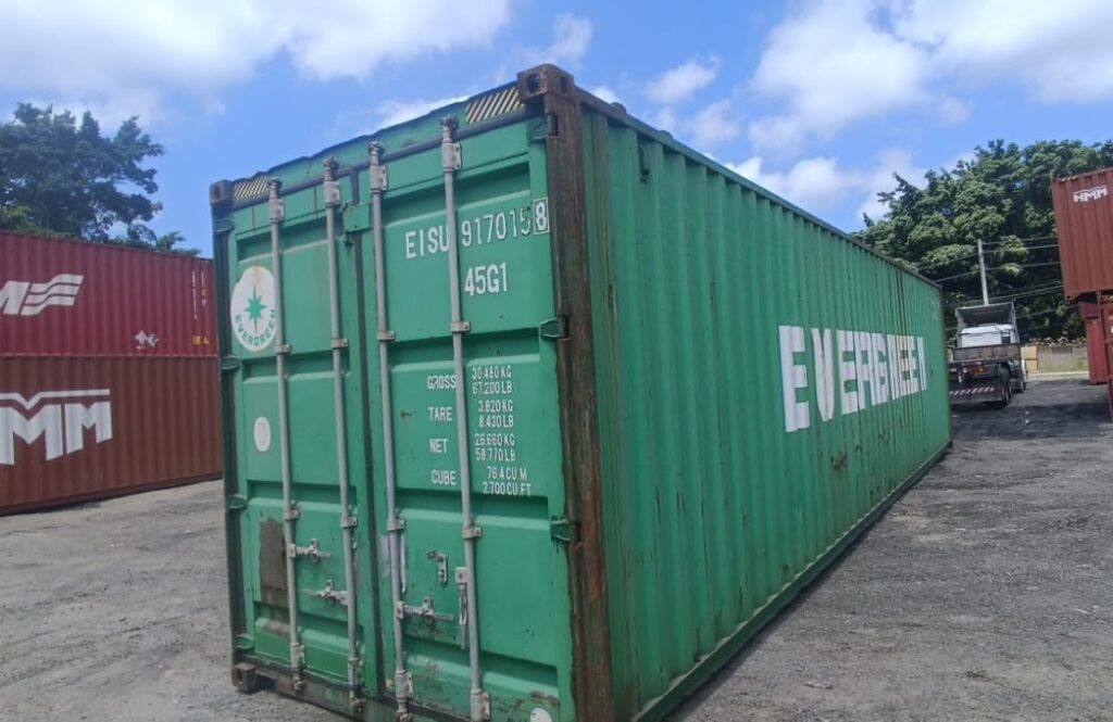 Container dry 40 pes verde Evergreen em patio de containers