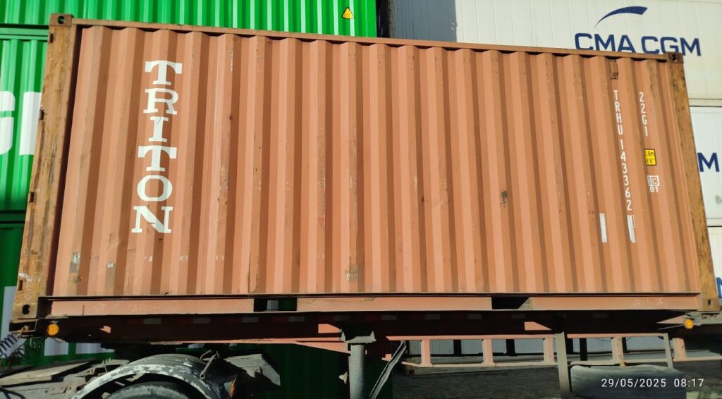 Container dry 40 pes sobre reboque em patio