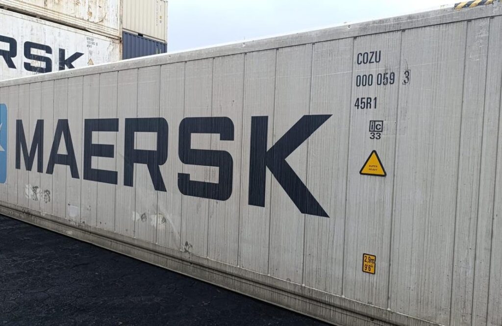 Container dry 40 pes cinza Maersk em patio