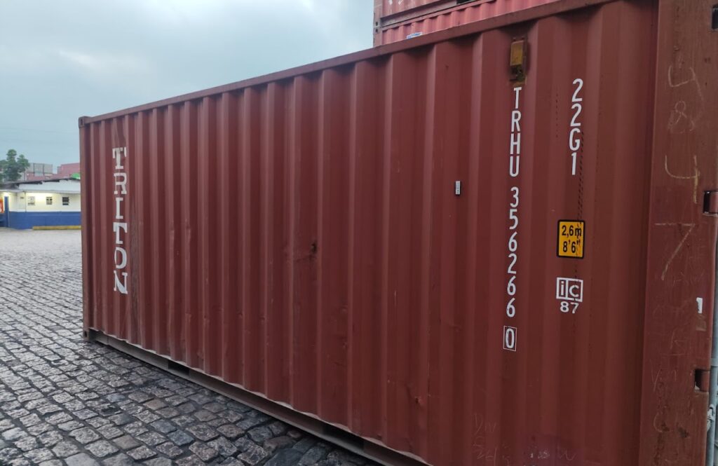 Container dry 40 pes vermelho em patio coberto